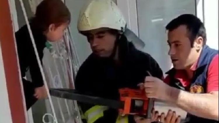 Kafası pencerenin demir parmaklıklarına sıkışan çocuğu itfaiye kurtardı