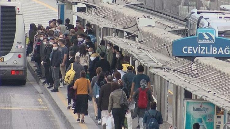 Normalleşmenin ilk gününde metrobüslerdeki yoğunluk vatandaşı isyan ettirdi