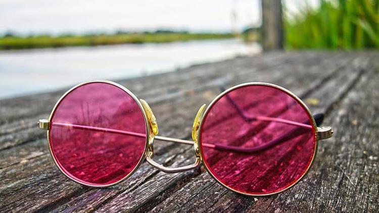 Güneş gözlüğü alırken hangi cam rengi tercih edilmeli?