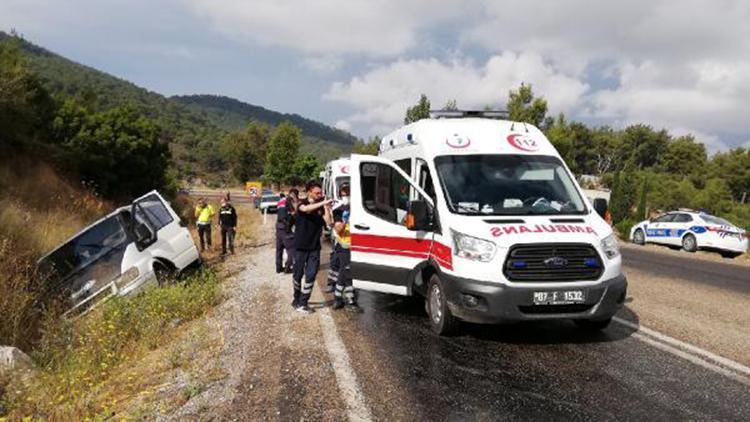 Minibüs şarampole devrildi; 9 kişilik aile yaralandı