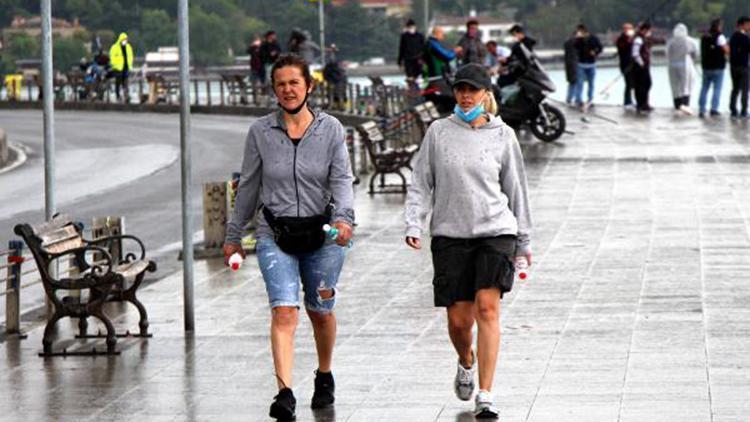 Beşiktaşta yağmura rağmen balık tutup yürüyüş yaptılar