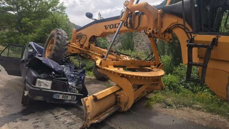 İş makinesinin ezdiği otomobilin sürücü öldü