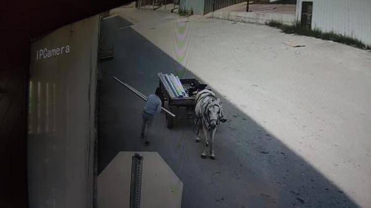 At arabalı hırsızlık şüphelisi kadın kamerada