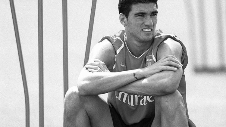 Arsenal ve Sevilla, eski futbolcuları Reyesi unutmadı