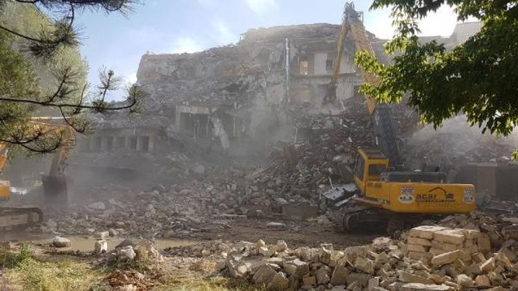 Nevşehirde 59 yıllık otel yıkıldı