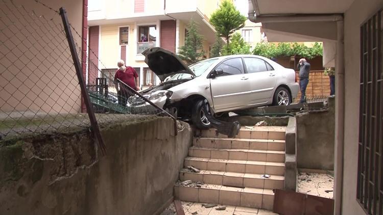 Freni tutmayan otomobil apartmanın bahçesine daldı: 1 yaralı