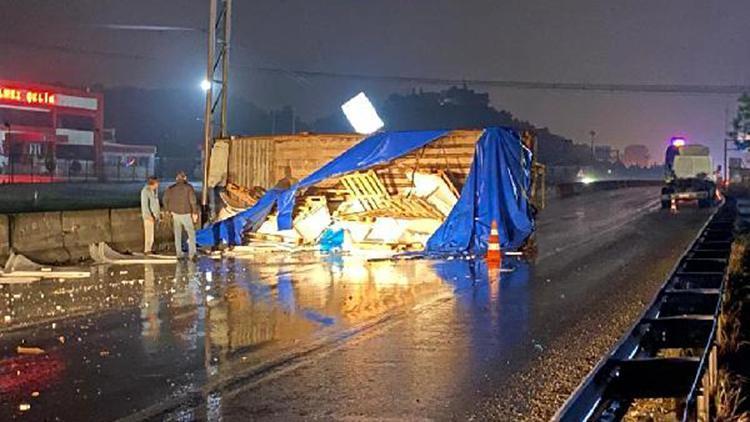 Kamyonun kasası yola devrildi, trafik aksadı