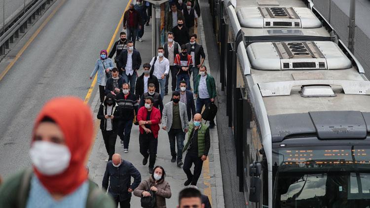 Metrobüs kalabalığı yolcuları isyan ettirdi