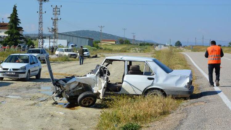 Otomobiller kafa kafaya çarpıştı: 1i ağır, 6 yaralı