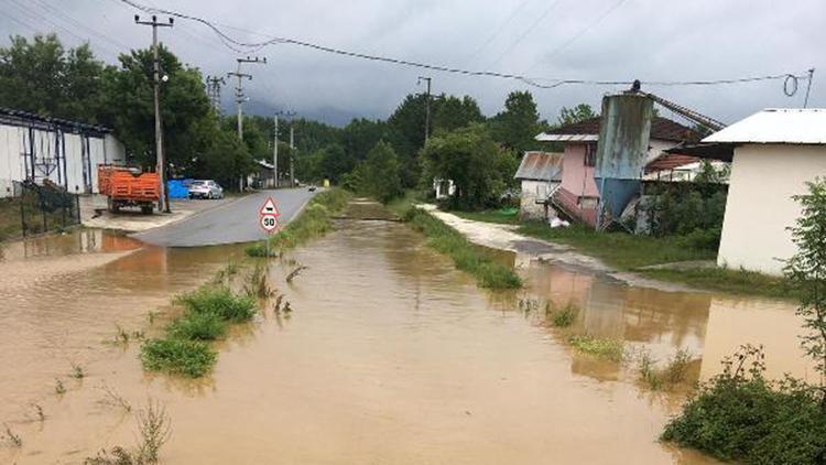 Düzcede sağanak sonrası dere taştı, köy yollarını su bastı