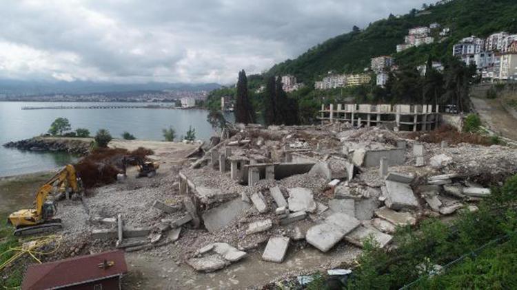 Ordu’da 17 katlı binaların yıkımı tamamlandı, moloz yığını kaldırılıyor