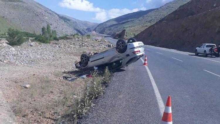 Çelikhanda otomobil şarampole devrildi: 4 yaralı