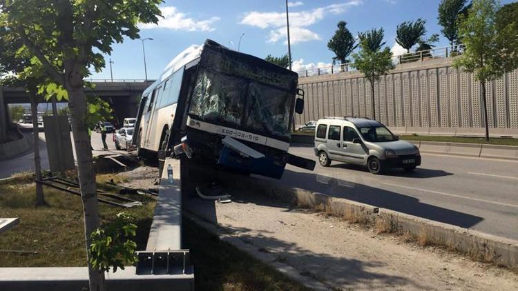 Kontrolü kaybetti yön levhasına çarptı