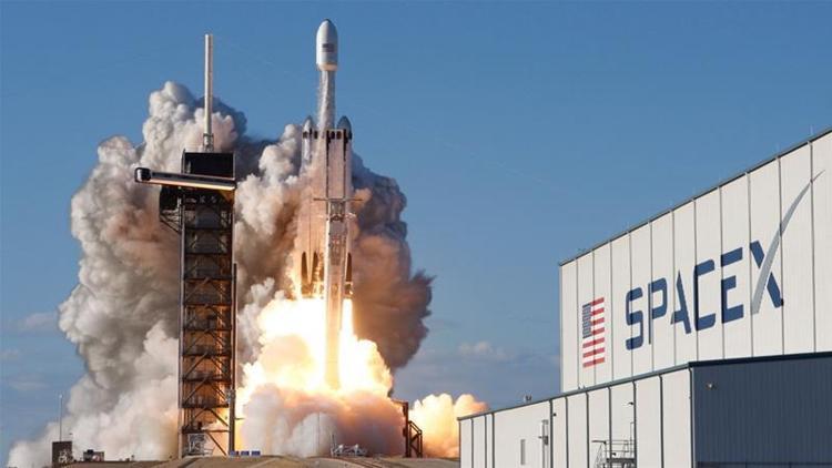 SpaceX, 60 uyduyu daha uzaya yolladı