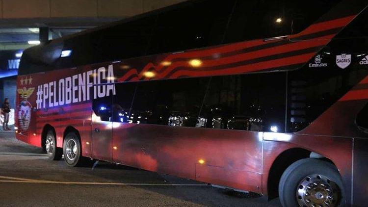 Benfica otobüsüne taşlı saldırı İki futbolcu yaralandı