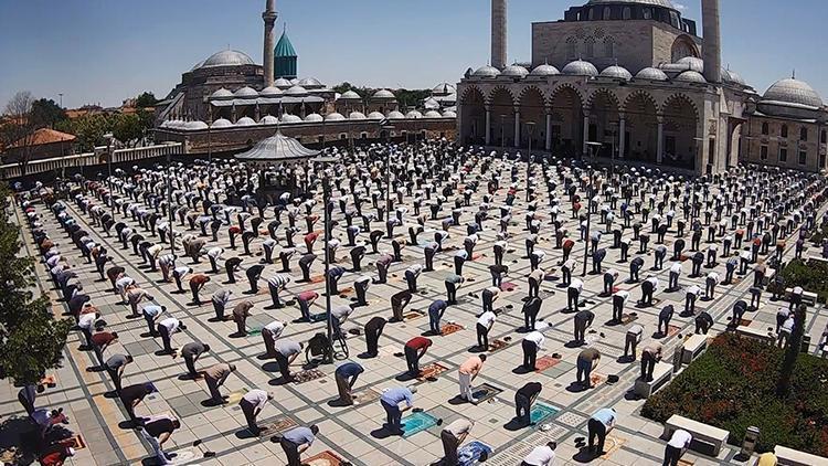 Konyada cuma namazı, maske ve sosyal mesafeyle kılındı