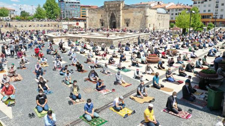 Sivasta, sosyal mesafeli cuma namazına yoğun katılım