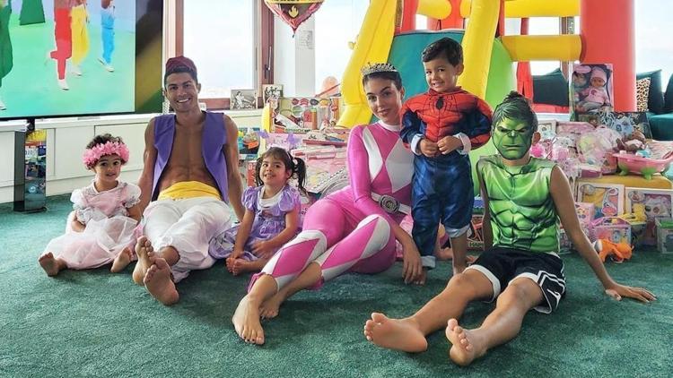 Cristiano Ronaldo, kızları için Aladdin oldu