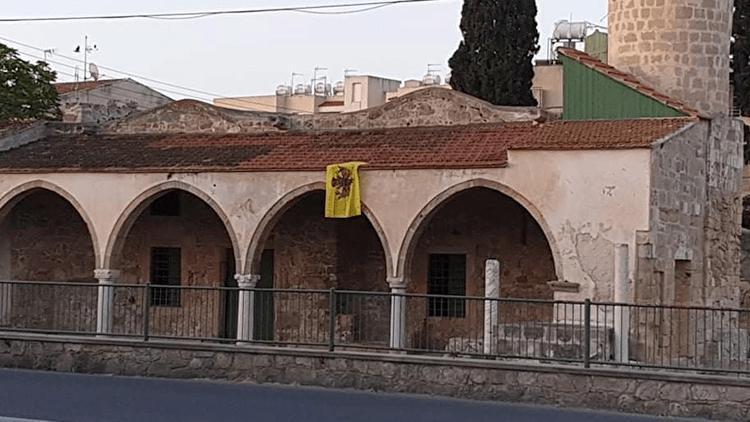 Güney Kıbrıs’ta ikinci provokasyon Tuzla Camisine Bizans bayrağı astılar... AK Partiden tepki