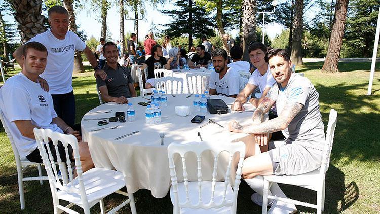Trabzonsporda Başkan Ahmet Ağaoğlu, futbolcular ve aileleri yemekte buluştu