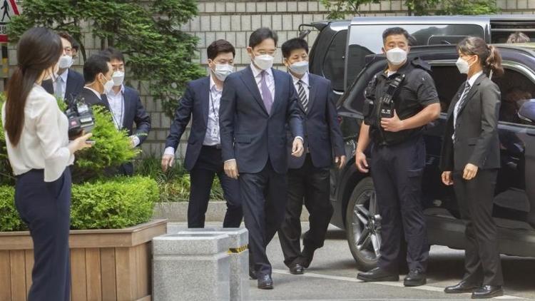 Samsungun varisi Lee Jae-yong hakim karşısında