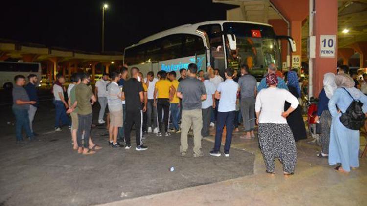 Asker uğurlamasında tedbirlere rağmen sosyal mesafe ortadan kalktı