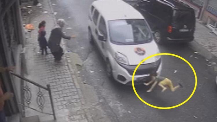 Sultangazide aracın sokakta koşan çocuğa çarpma anı kamerada