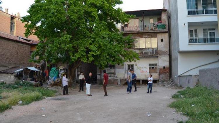 3üncü kattan düşen 2 yaşındaki çocuk öldü