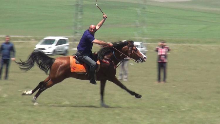 Karsta atlı cirit müsabakaları yeniden başladı