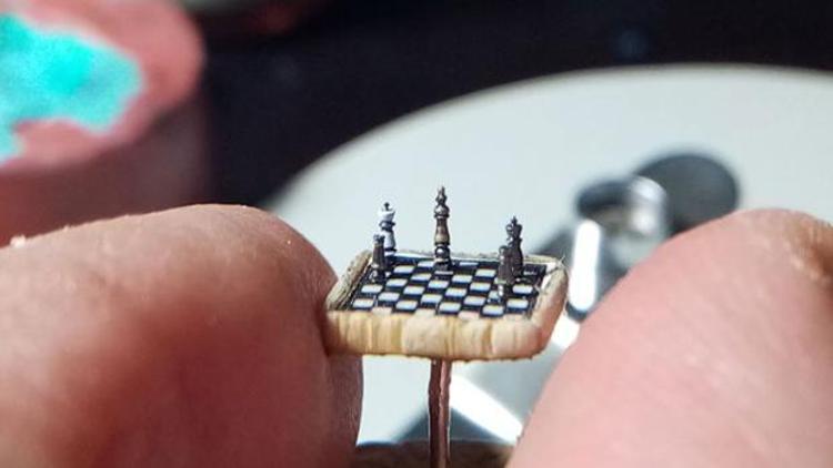 Mikro heykeltıraştan mercimek büyüklüğünde satranç takımı