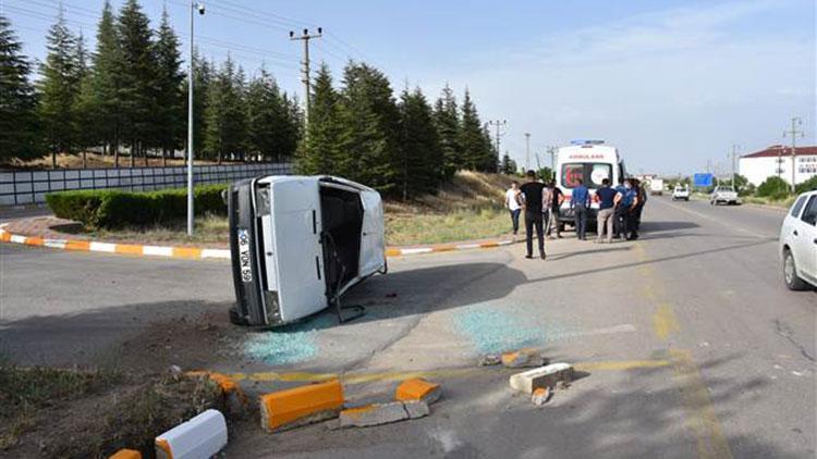 Bisikletli çocuğa çarpmamaya çalışırken devrildi: 3 yaralı