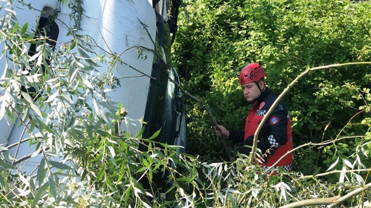 Un yüklü TIR devrildi, sürücü yaralandı