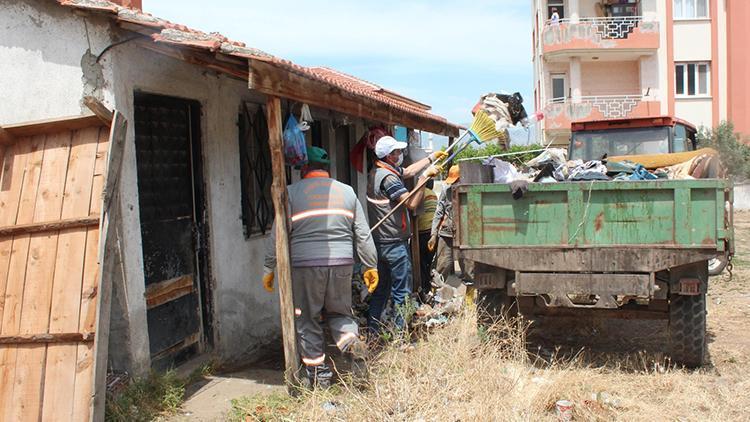 İki odalı evden 15 ton çöp çıktı