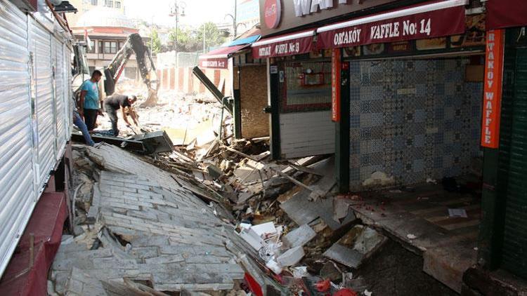 Ortaköyde kumpirci dükkanları yıkılıyor