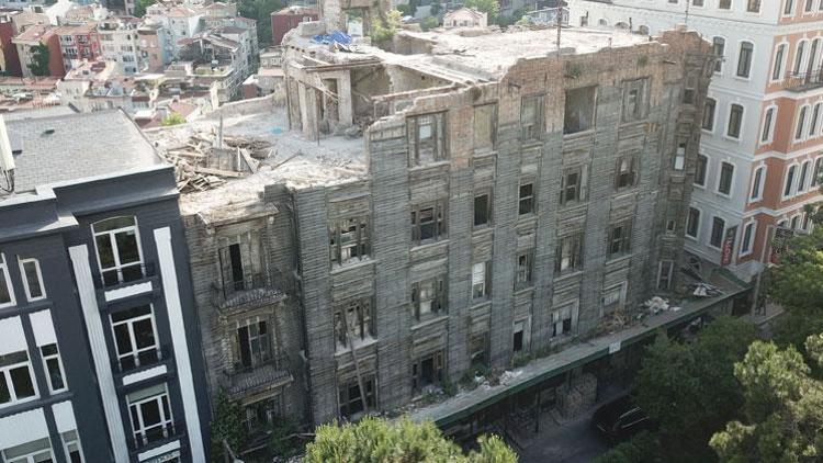 Beyoğlunda tarihi binanın duvarı çöktü: 3 yaralı