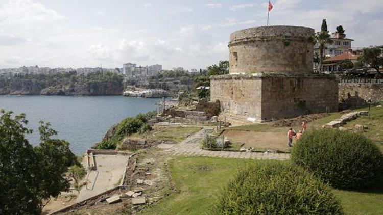 Antalyanın simgelerinden Hıdırlık Kulesi çevresinde arkeolojik kazı başlatıldı