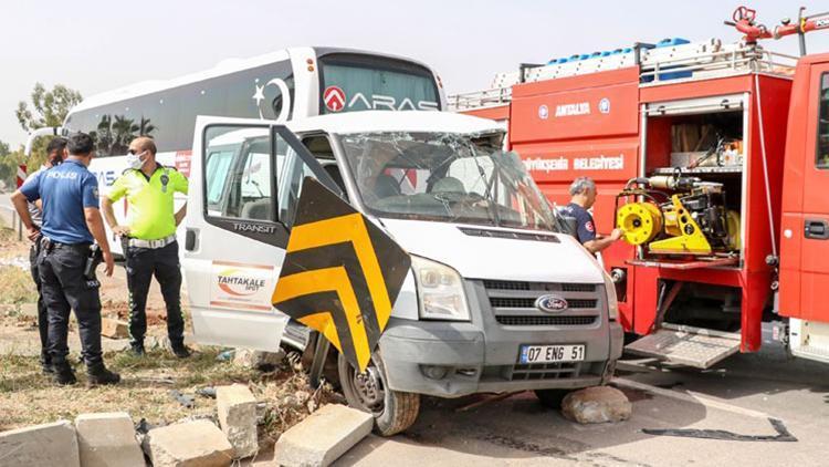 Antalyada yolcu otobüsüyle servis minibüsü çarpıştı: 1 ölü