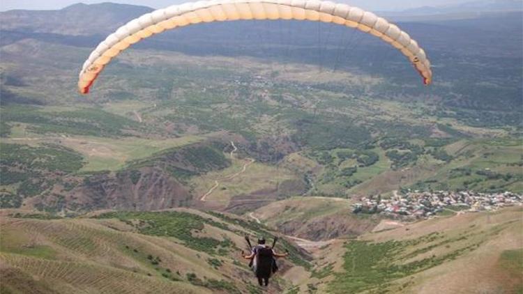 Terörle anılan Şerafettin Dağından artık yamaç paraşütleri havalanıyor
