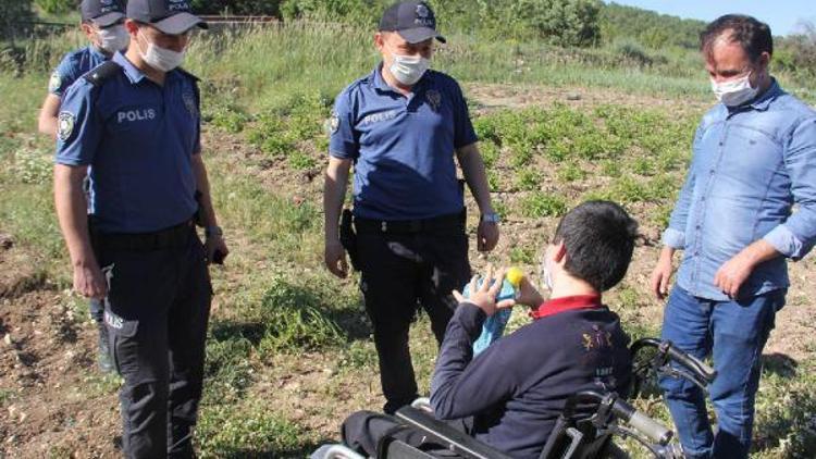 Polislerden, serebral palsi hastası Ekreme doğum günü sürprizi
