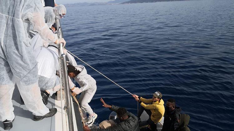 Türk sularına itilen göçmenler kurtarıldı