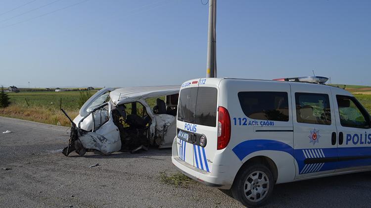 Konyada minibüs elektrik direğine çarptı: 4 yaralı