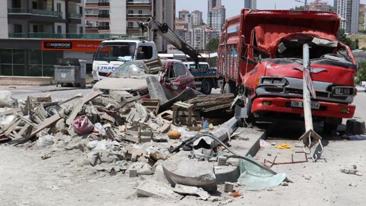 Freni boşalan kamyon, kırmızıda bekleyen araçlara çarptı: 1 ölü, 3 yaralı