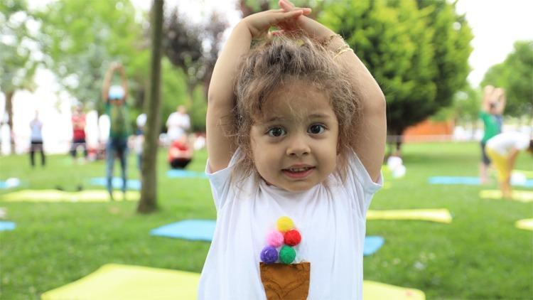 Çocuklar Başiskele sahilinde spor yaptı