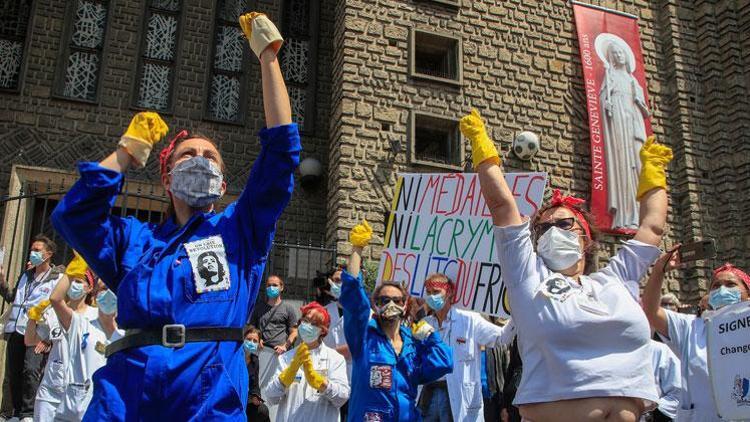 Fransa’da sağlık çalışanlarından danslı protesto