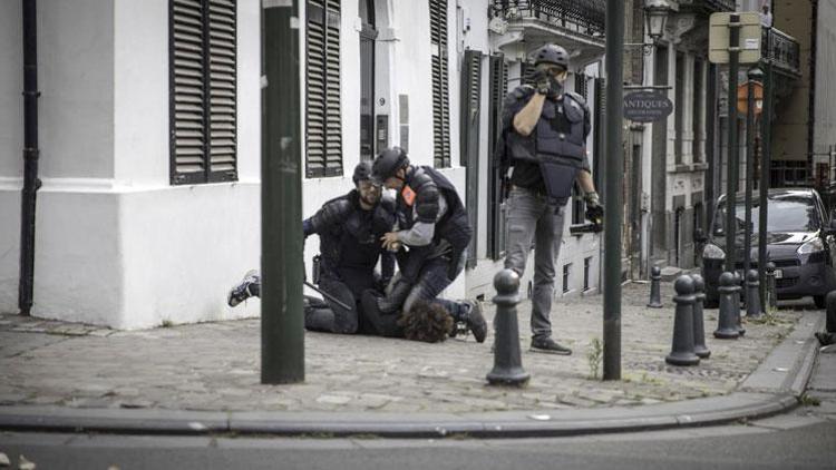 Belçika polisi de bir gencin boynuna diz çökmüş