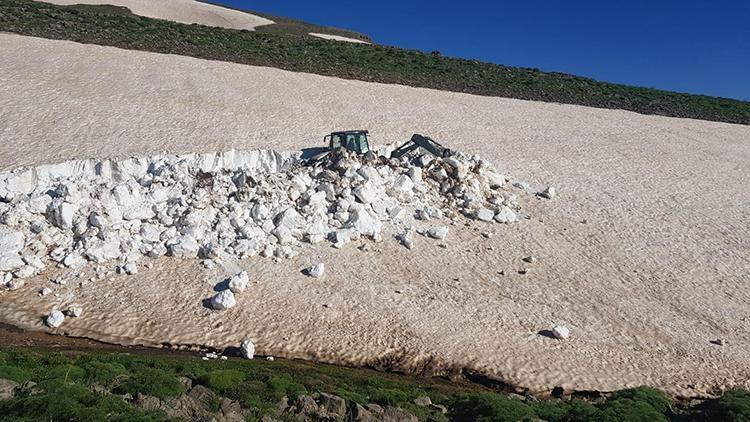 Şırnakta karla kapanan yayla yolları açılıyor