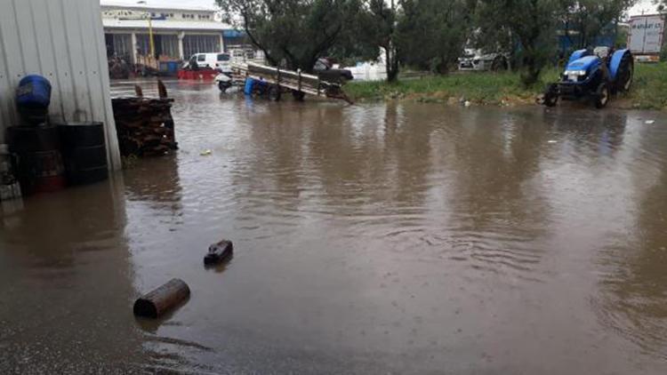 İznikte sağanak, su baskınlarına yol açtı