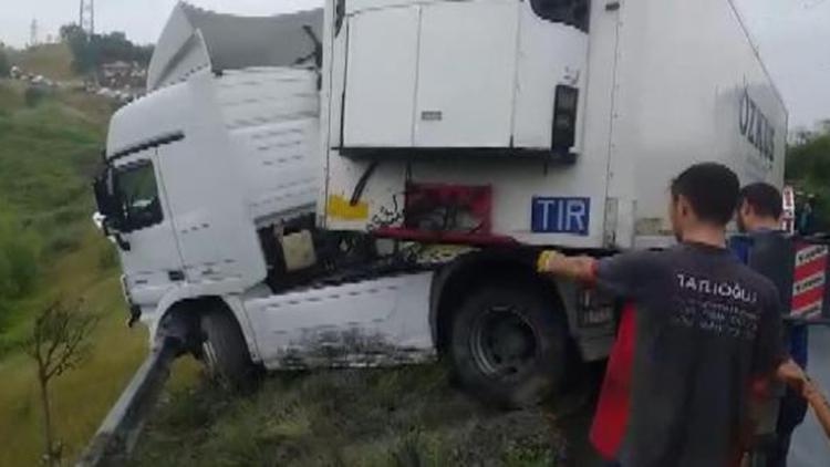 Başakşehirde yağmur nedeniyle dorsesi kayan TIR yoldan çıktı