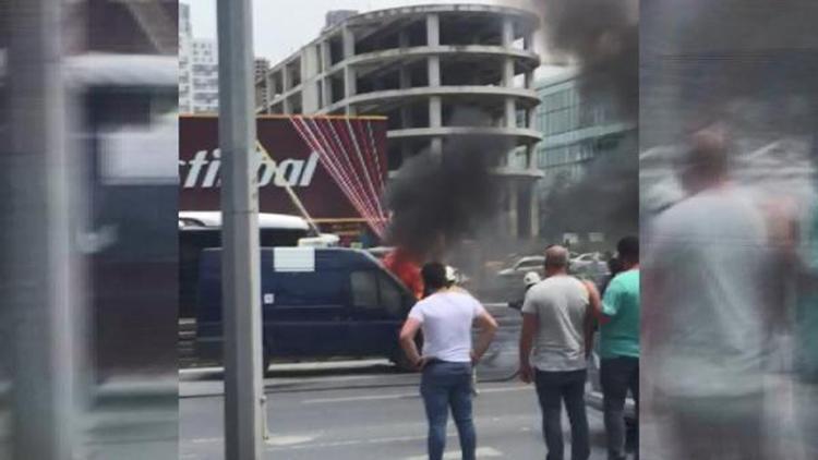 Beylikdüzünde ciple çarpışan minibüs yandı, trafik oluştu