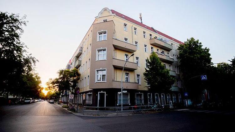Berlin’de şok O binalarda 57 kişide pozitif çıktı